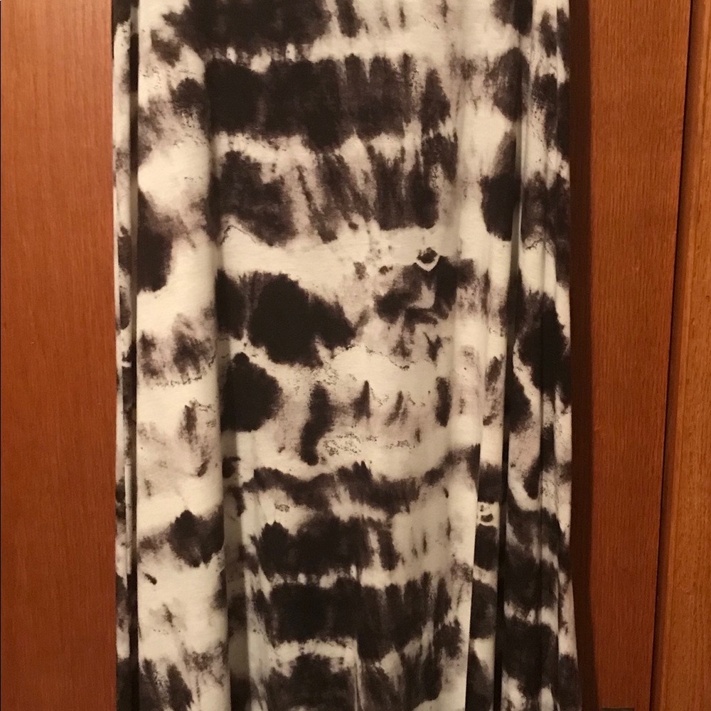 Gray/black/white skirt - Picture 2 of 5